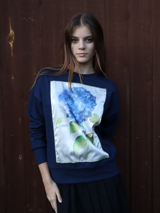 Tumši zils džemperis ar hortenziju